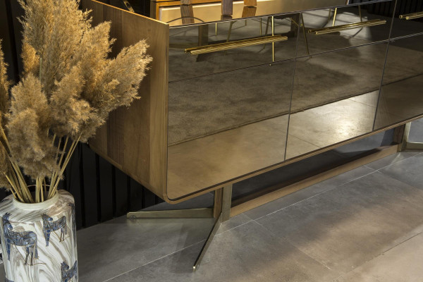 Mobile mirror table