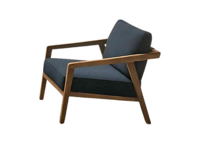 Elegant and minimalist armchair. Comfortable. Modern.