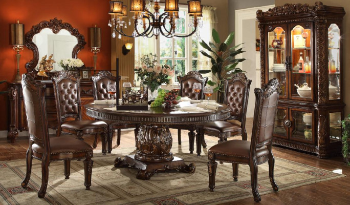 Complete dining room set: Classic round wooden dining table with 8 Chesterfield leather chairs.