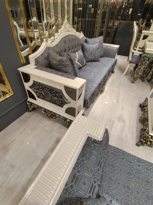 Luxurious living room set with 2x 3-seater sofas, two armchairs, and coffee table.