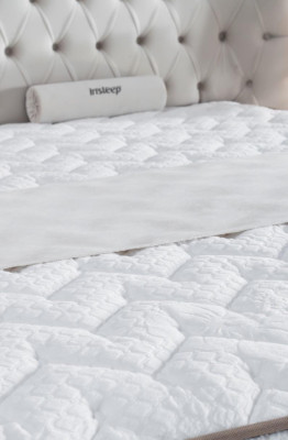 Bedroom Set White Box Spring Bed Chesterfield Elegant 2x Bedside Tables 3-piece.