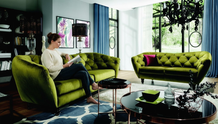 Three-seater sofa with a luxurious Chesterfield backrest in an elegant green tone