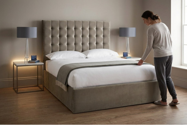 Modern light beige Chesterfield double bed designer bedroom bed