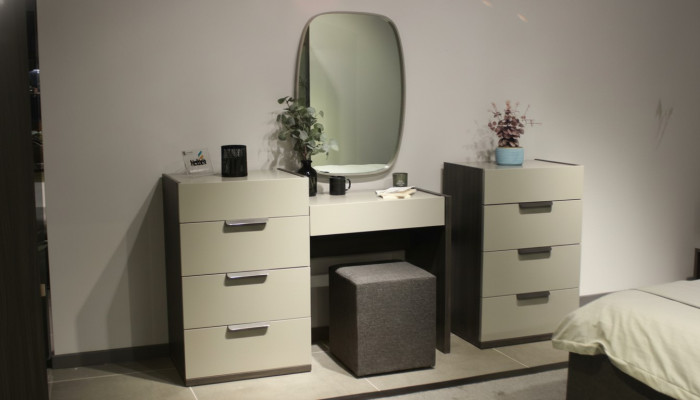 Design vanity table with mirror, luxury bedroom furniture, 3-piece stool set, new.