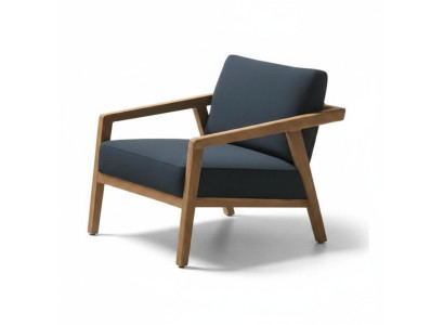 Elegant and minimalist armchair. Comfortable. Modern.
